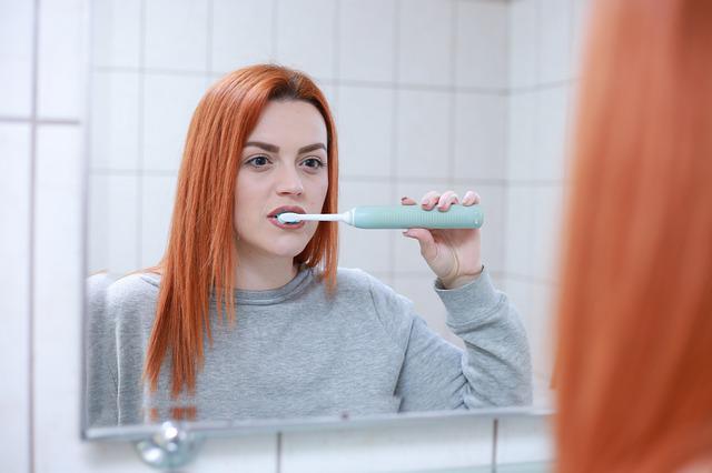 歯磨きしている女性